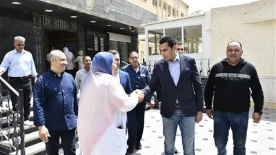 وزير الشباب والرياضة يزور احد عاملي النظافة  بنادي النادي للاطمئنان علي حالته 