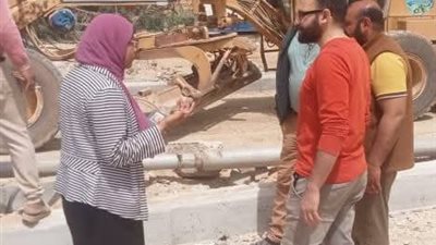 رئيس حي فيصل بالسويس تتابع أعمال رصف الطرق بمدينة الصباح