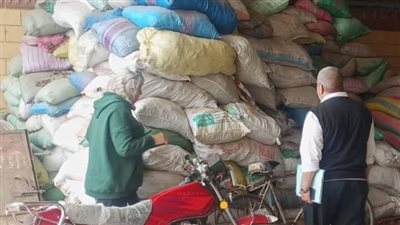 ضبط 7 أطنان أعلاف مجهولة المصدر داخل كيان صناعي بقويسنا