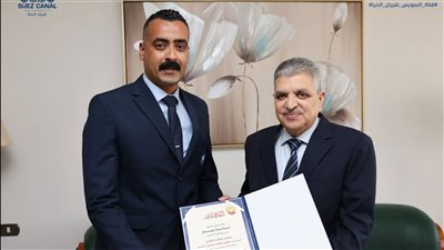 تقديرا لأمانته.. قناة السويس تكرم مراقب أمن بمرفق معديات بورسعيد (تفاصيل)