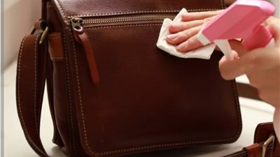     أسرار تنظيف الحقائب اليدوية بدون إتلاف الجلد أو القماش