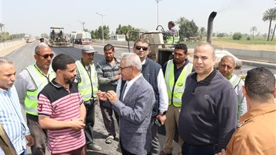 محافظ بني سويف يتابع بدء أعمال رصف طريق دمو الفيوم