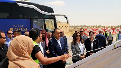 رئيس الوزراء يتفقد مشروع القطار التنموي ضمن ممر العريش/طابا
