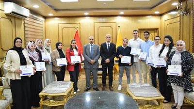 رئيس جامعة بني سويف يلتقي بعدد من شباب الباحثين اجتازوا برنامج تدريبي