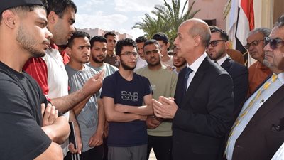جولة ميدانية لرئيس جامعة بني سويف لمتابعة خدمات المدن الجامعية