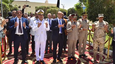 محافظ أسيوط يضع إكليل زهور على النصب التذكاري للشهداء في العيد القومي