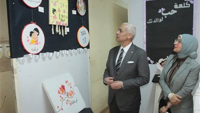 «بين يدي أمي».. معرض طلابي بجامعة أسيوط يجسد مكانة الأم بفنون نسيجية