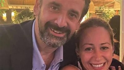 نسألكم الدعاء .. كريم عبدالعزيز يواسي منة شلبي بعد وفاة والدها
