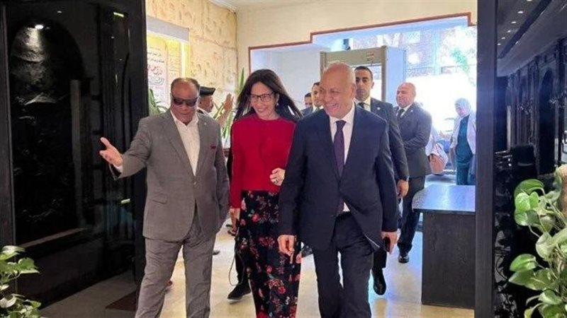وزيرة الثقافة 