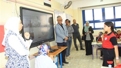 عبر شبكة الفيديوكونفرانس.. مدير تعليم سوهاج يشهد حوار دولي بين طلاب طهطا وأوسا