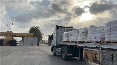 الهلال الأحمر يدفع بقافلة «زاد العزة» الـ180 من المساعدات لدعم أهالي غزة