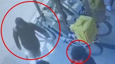 جريمة انتقام في إيطاليا.. كاميرات المراقبة توثق لحظة طعن شاب مصري لمواطنه