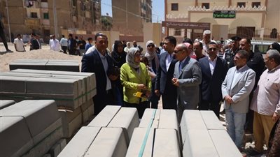 محافظ السويس يتفقد تطوير عمارات الدلتا بحي فيصل وسط فرحة الأهالي