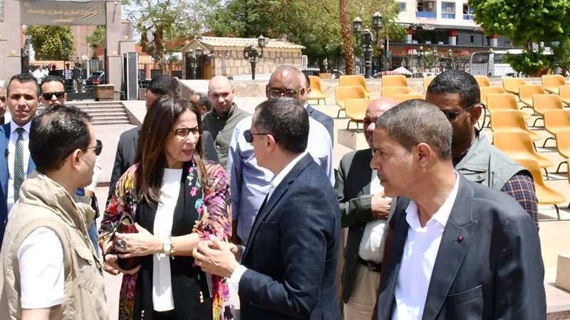 وزيرة الثقافة برفقة