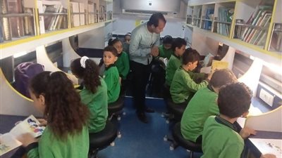 محافظ أسيوط: تنظيم فعاليات ثقافية لمكتبة مصر العامة المتنقلة بمدرسة التجاريين 