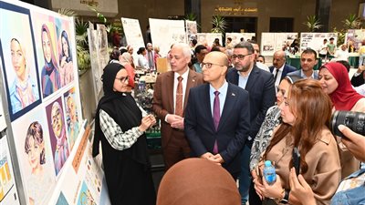 رئيس جامعة أسيوط يفتتح معرض طلاب الديكور والعمارة بكلية الفنون الجميلة