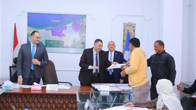 محافظ دمياط يلتقي المواطنين بكفر البطيخ لبحث الشكاوى  