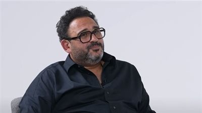 بعد جنازة شقيقها.. والدة أكرم حسني تنهار ودراسة احتمالية عدم إقامة عزاء |خاص 