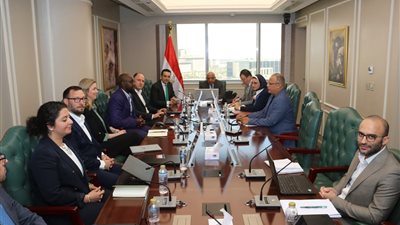 الكهرباء تبحث تسريع مشروعات “سكاتك” للطاقة المتجددة باستثمارات 1.8 مليار دولار