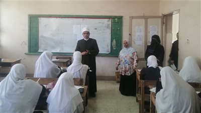 رئيس القاهرة الأزهرية يتفقد امتحانات النقل للثانوية ويتابع انتظام اللجان