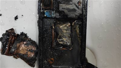 مستخدم يروي حادث احتراق هاتفه أثناء النوم وإصابة زوجته بحروق |تفاصيل 