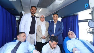محافظ دمياط يقود المشاركة في حملة التبرع بالدم ويدعو المواطنين للاستجابة