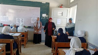 الوكيل الثقافي لمنطقة السويس الأزهرية تتابع انتظام امتحانات النقل 