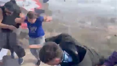 مقتل مشجع وإصابة امرأة وطفل في حادث تصادم مروع (فيديو يوثق الكارثة)