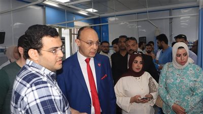رئيس إدارة المستشفيات الجامعية بالمنوفية يتابع الحالة الصحية لطلاب طب الأسنان 