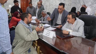 محافظ سوهاج يلتقي المواطنين في اللقاء الجماهيري الأسبوعي ويستمع لمطالبهم