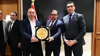 محمد مجاهد رئيس لجنة الشباب والرياضة يكرم التوأم حسام وإبراهيم حسن