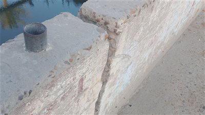 استغاثة أهالي الزرقا بدمياط لظهور شروخ بكوبري المدينة ومطالب عاجلة بالم