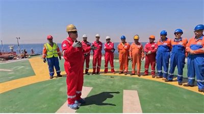 رئيس «PMS» يتابع عملية إنزال الخط البحري 4 بوصة بمشروع تنمية حقل الزعفرانة 