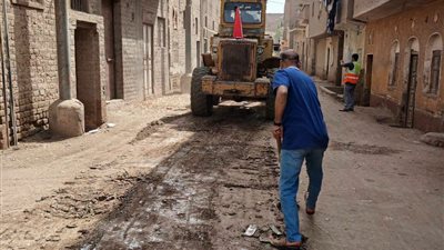 محافظ أسيوط: استمرار تمهيد الطرق وتكثيف حملات النظافة بقرى صدفا