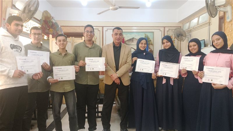 الطلاب الفائزين برفقة