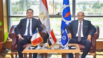 محافظ السويس يبحث مع السفير الفرنسي بالقاهرة تعزيز التعاون والاستثمار 