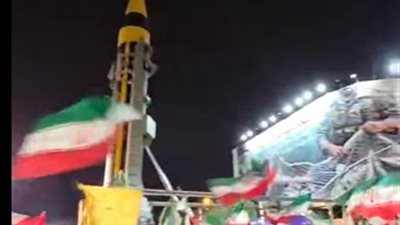 تجمعات حاشدة في طهران ترفع أعلام إيران ورايات جبهة المقاومة دعما للنظام 
