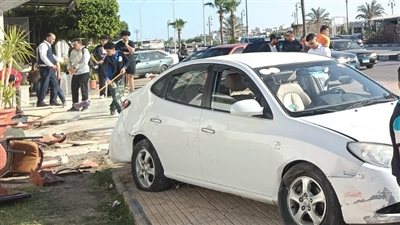 سيارة مسرعة تقتحم مطعمًا بطريق البلاجات في الإسماعيلية وتصيب زوجة مالكه