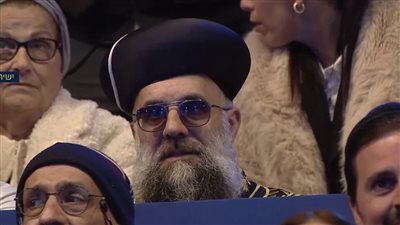 تيكتوكر بزي حاخام يخدع الأمن الإسرائيلي في حفل يهودي.. والحضور يطلبون بركته