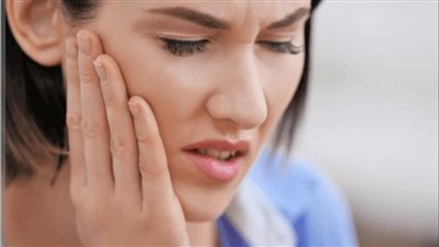     ألم الوجه المفاجئ ماذا يعني ومتى يجب القلق من الأعراض