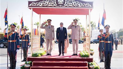 الرئيس السيسي يضع إكليلًا من الزهورعلى النصب التذكاري لشهداء القوات المسلحة 