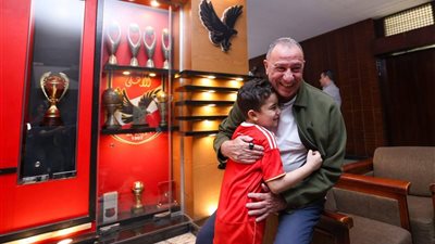 صاحب الاحتفال الأيقوني.. الخطيب يستقبل الطفل سليم أسامة في مقر النادي الأهلي 