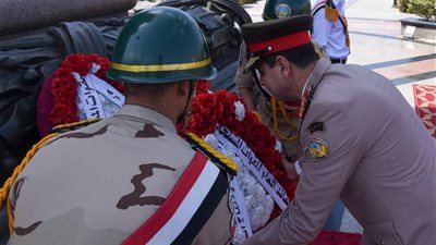 وضع إكليل زهور على النصب التذكاري للشهداء بالإسكندرية في ذكرى تحرير سيناء