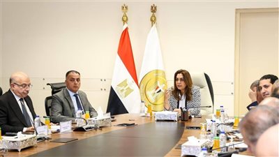 وزيرة التنمية المحلية والبيئة تترأس اجتماع اللجنة العليا لتراخيص المحال العامة