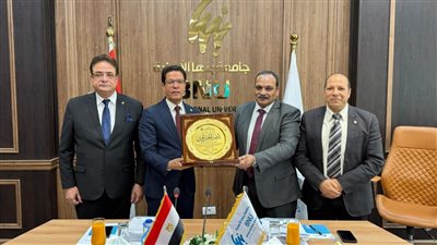 مجلس جامعة بنها الأهلية يكرم رئيس الجامعة الحكومية
