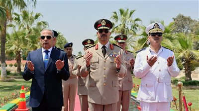 محافظ الإسماعيلية يضع إكليلا من الزهور على النصب التذكاريِ لشهداء الجيش الثالث