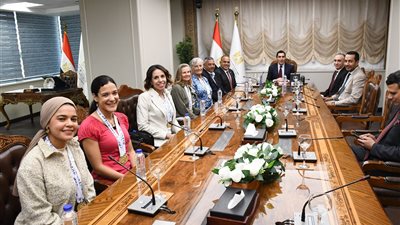 برسالة مؤثرة .. وزير الشباب الرياضة يكرم بطلات العالم لسباحة الزعانف  