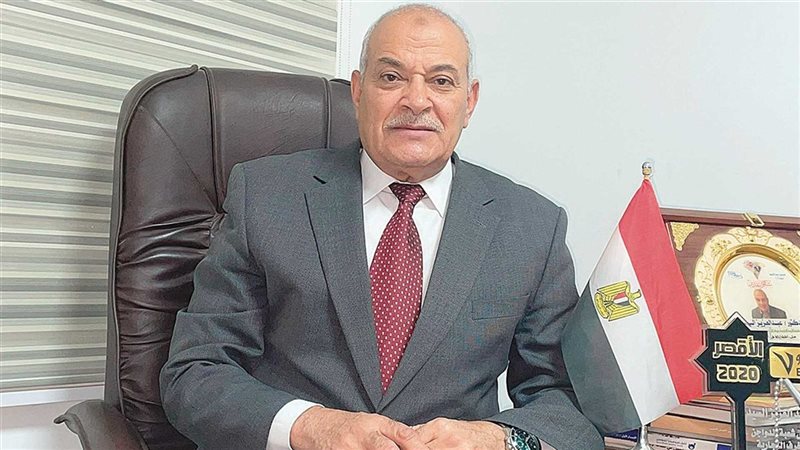 الدكتور عبد العزيز