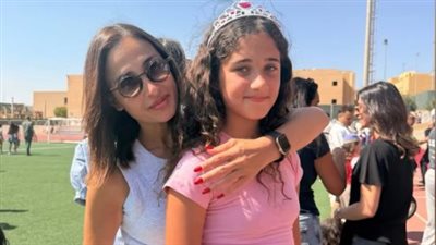 نسخة من والدها كريم محمود عبدالعزيز.. آن الرفاعي تنشر صورة جديدة مع ابنتها