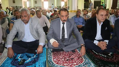 محافظ سوهاج ونائبه يؤديان صلاة الجمعة بمسجد الشرطة بحي شرق